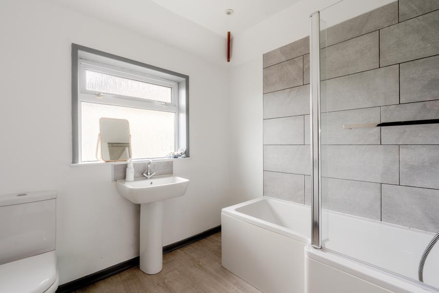 3 bedroom end of terrace house for rent