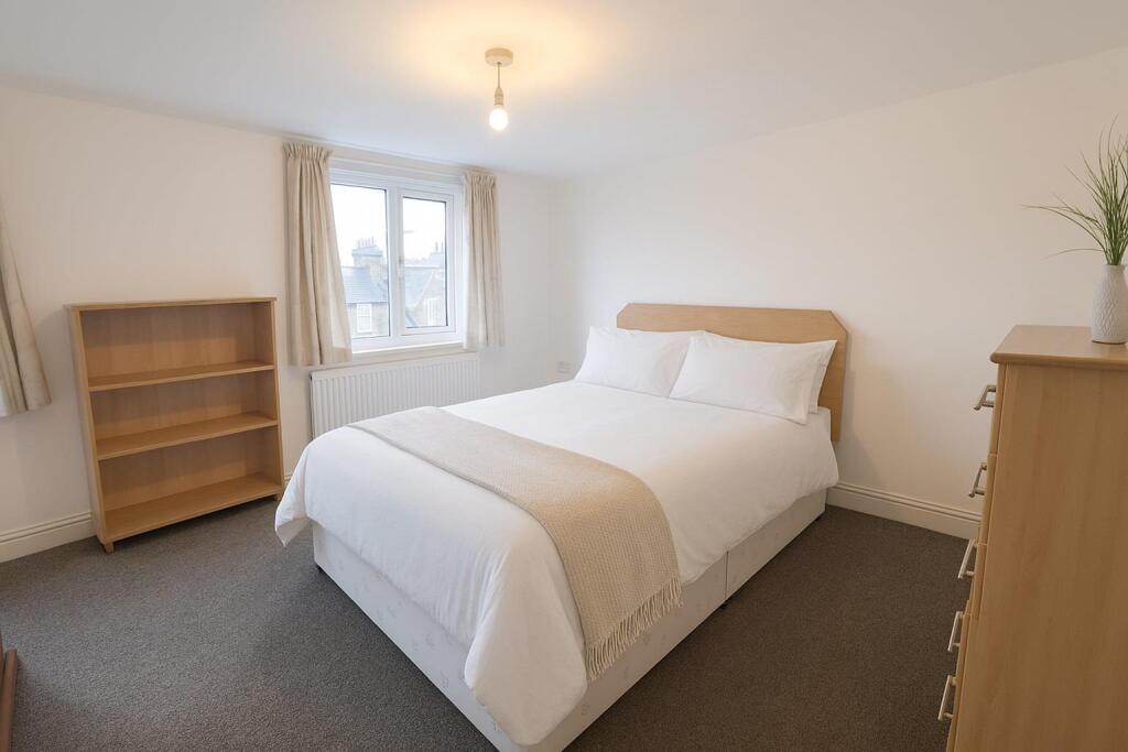 Main image of property: Room 5, Flat 2, 33 Mill Road, Cambridge