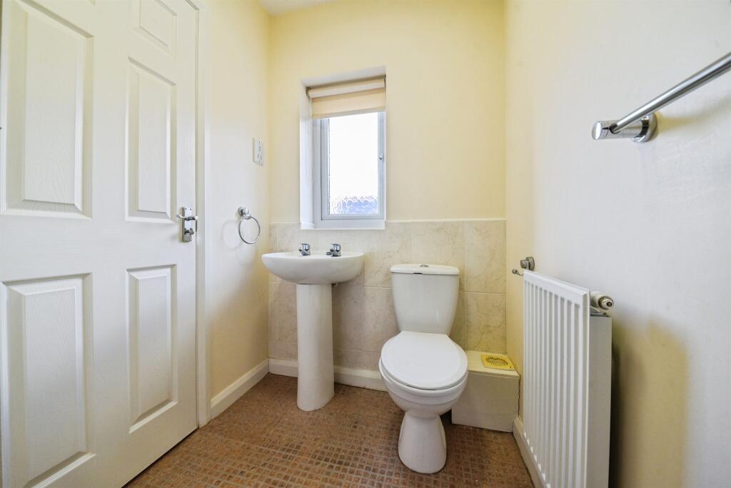 Kinross Road, Sleaford - More