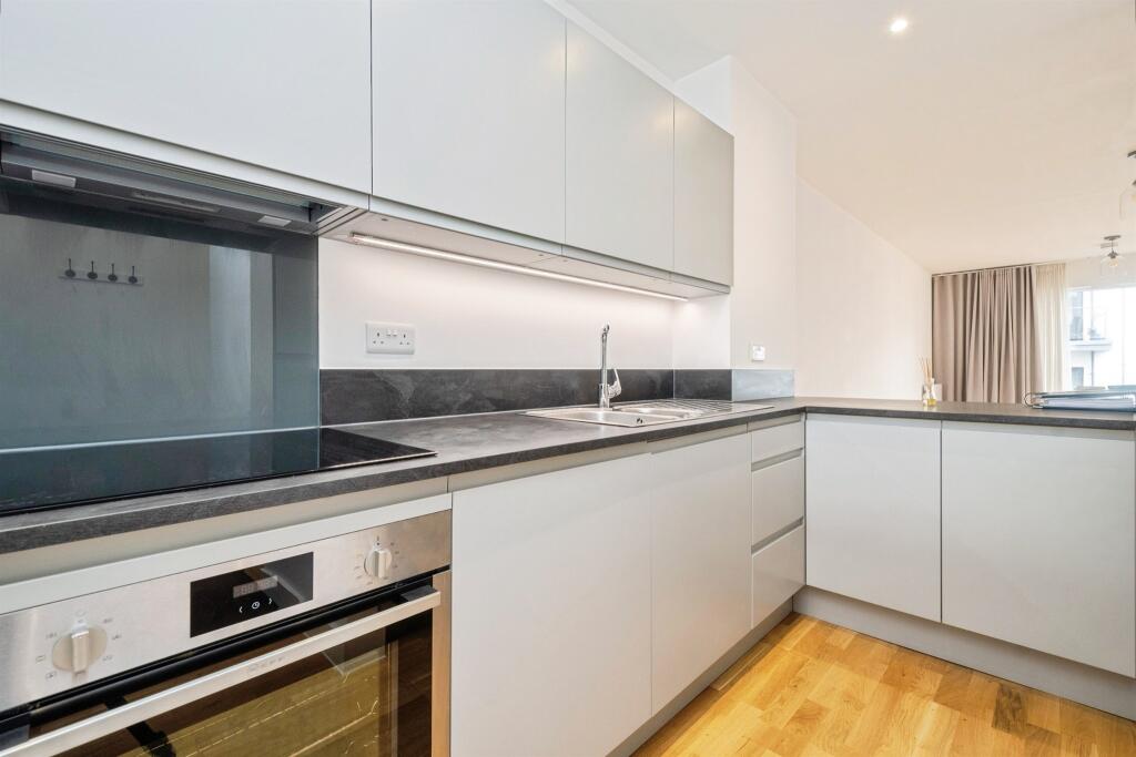 Apartment in Plymouth, Millbay - View 4