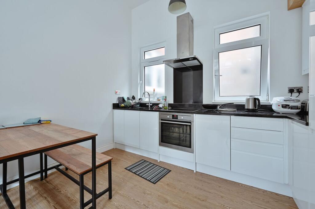 Apartment in Watford, North Watford - View 4