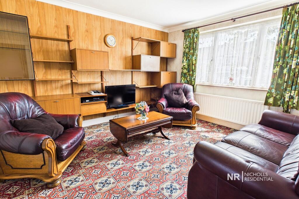 Hemsby Road, Chessington, Surrey. KT9 photo 3