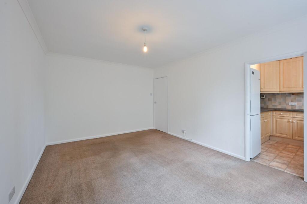 Apartment in Kingston upon Thames - View 2