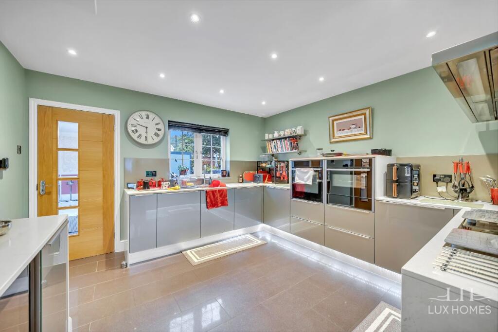 House in London, Emerson Park - More