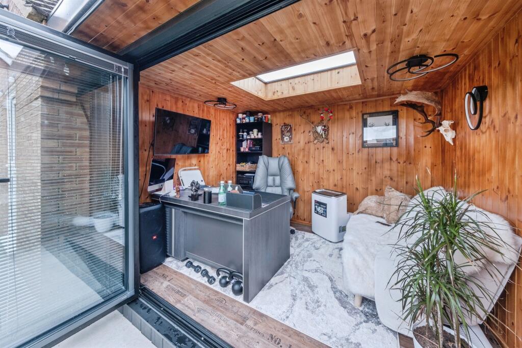 House in BUCKINGHAM, Calvert Green - View 3