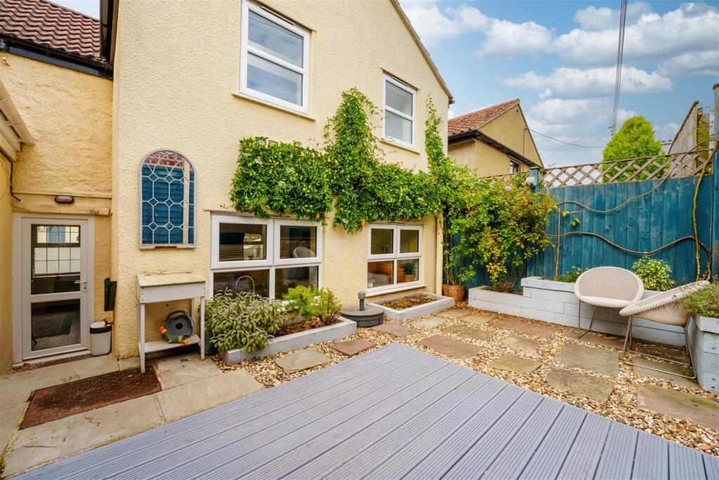 Charming cottage in the village of Claverham photo 3