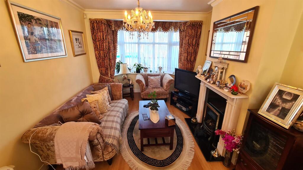 House in London, Enfield Highway, Southbury - View 2