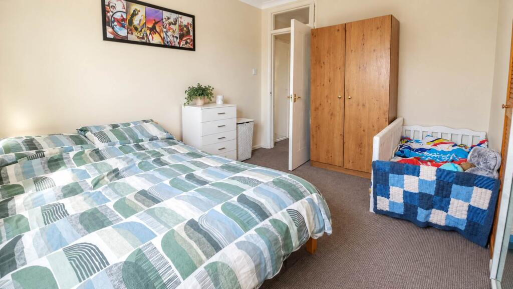 Apartment in Hatfield, Roe Green - View 4