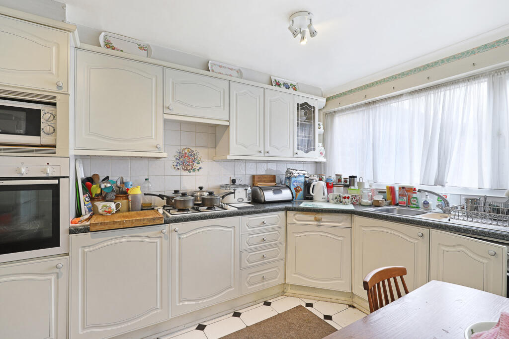 Alderton Close, Loughton, Essex, IG10 photo 3