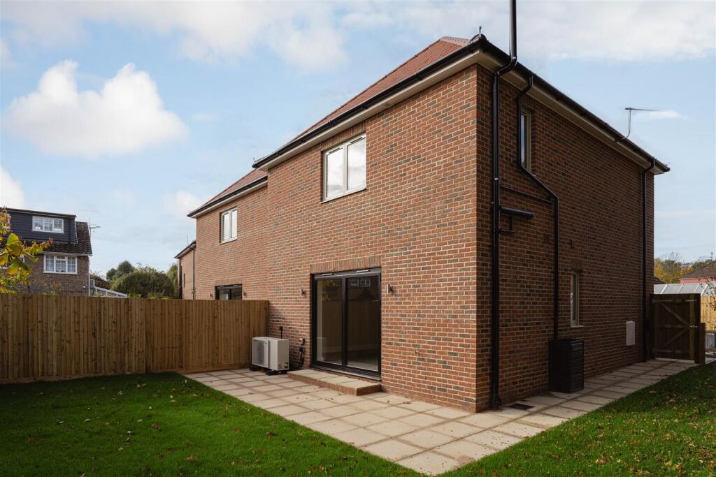 House in Redhill - View 4