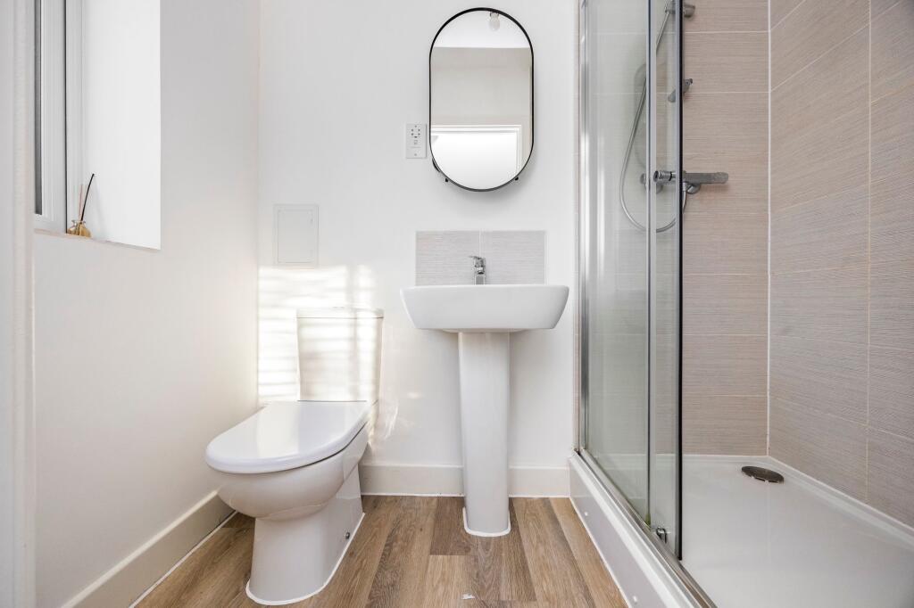 Apartment in Reigate and Banstead, Surrey - More