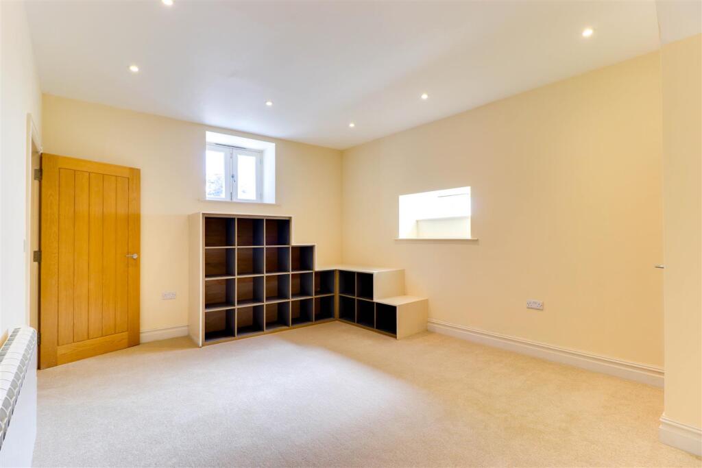 Apartment in Guildford, Surrey - More