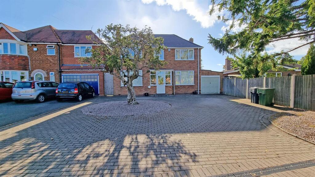 3-bed detached on Shawhurst Lane, Hollywood, £475,000