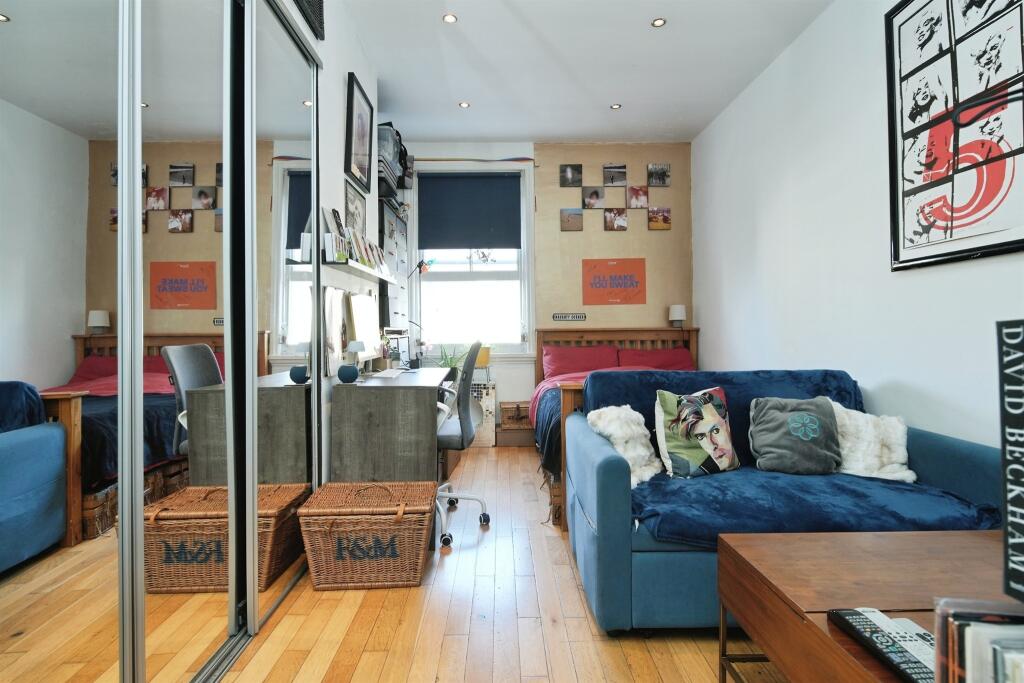 Apartment in Hove, Brunswick - View 4