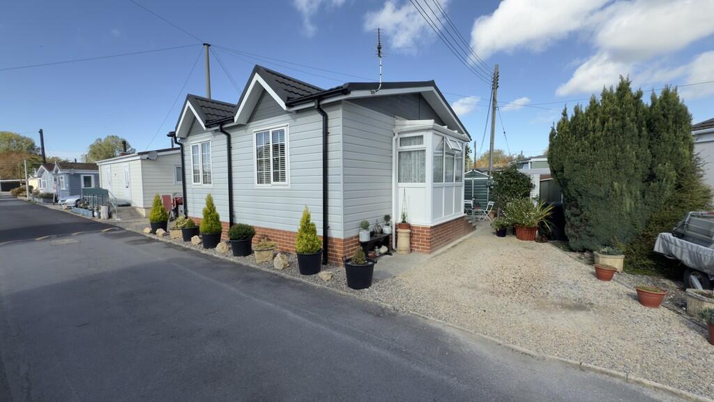2-bed caravan on Hutton Park, Hutton Moor Lane, Weston-super-Mare, £100,000