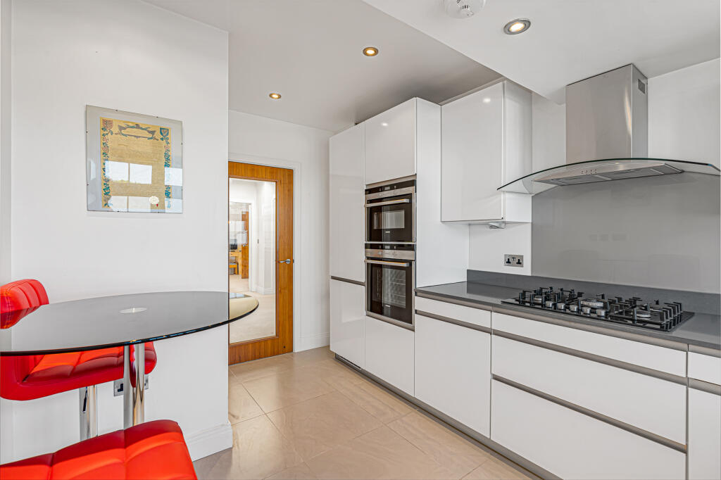 Apartment in Hertsmere, Hertfordshire - View 4