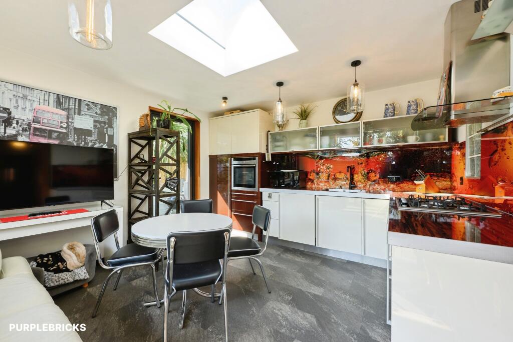 House in Sutton - View 5