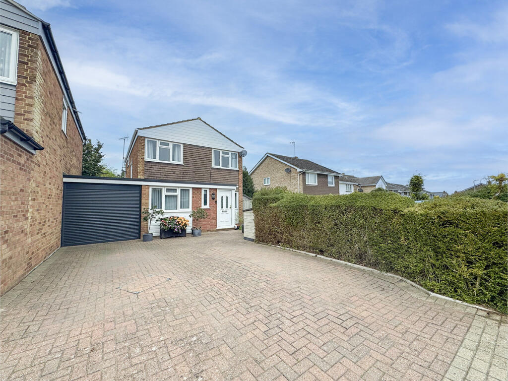 4-bed detached on Hillview, Bicknacre, CM3 4, £475,000