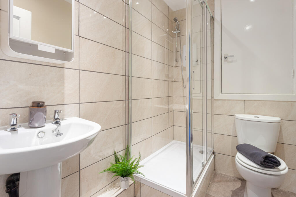 8 bedroom terraced house for rent