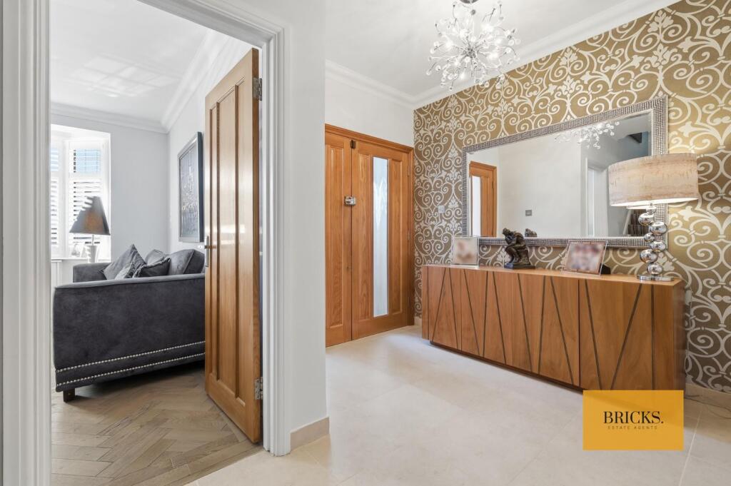 South View Drive, London photo 2