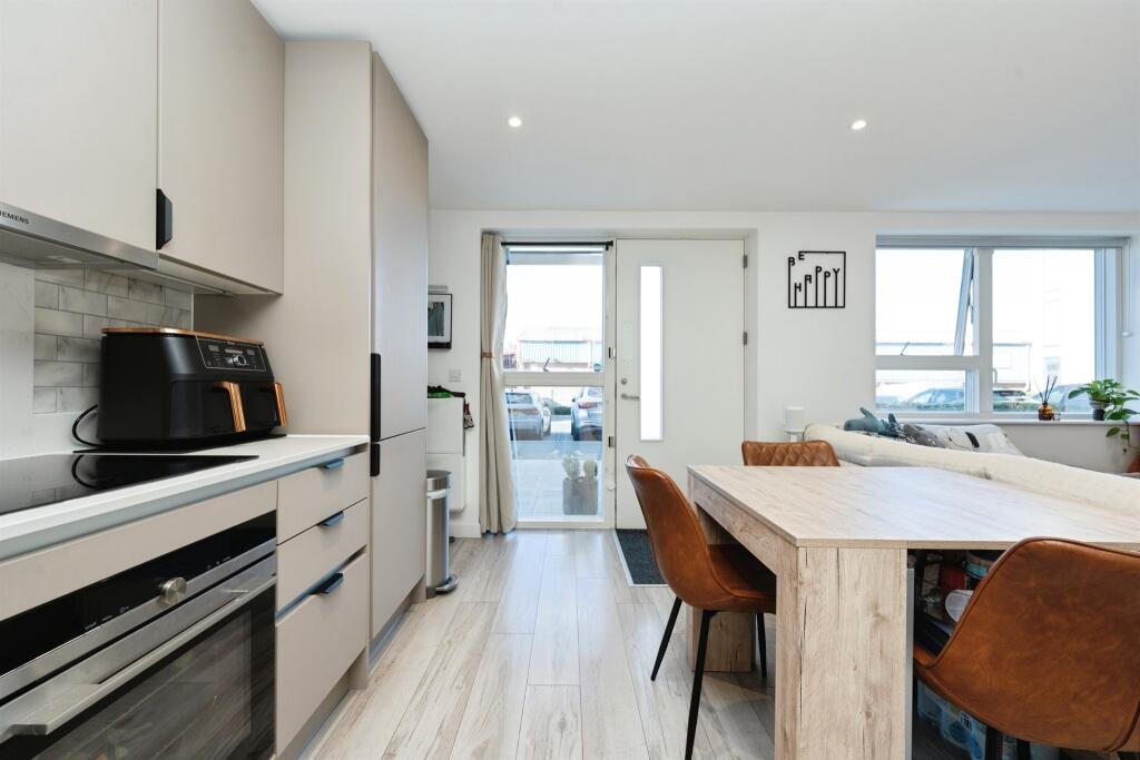 Apartment in Watford, Hertfordshire - More