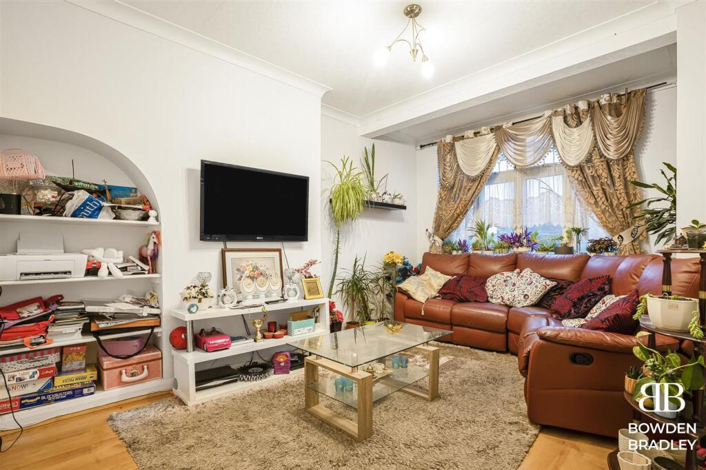 Huxley Drive, Romford, RM6 photo 2