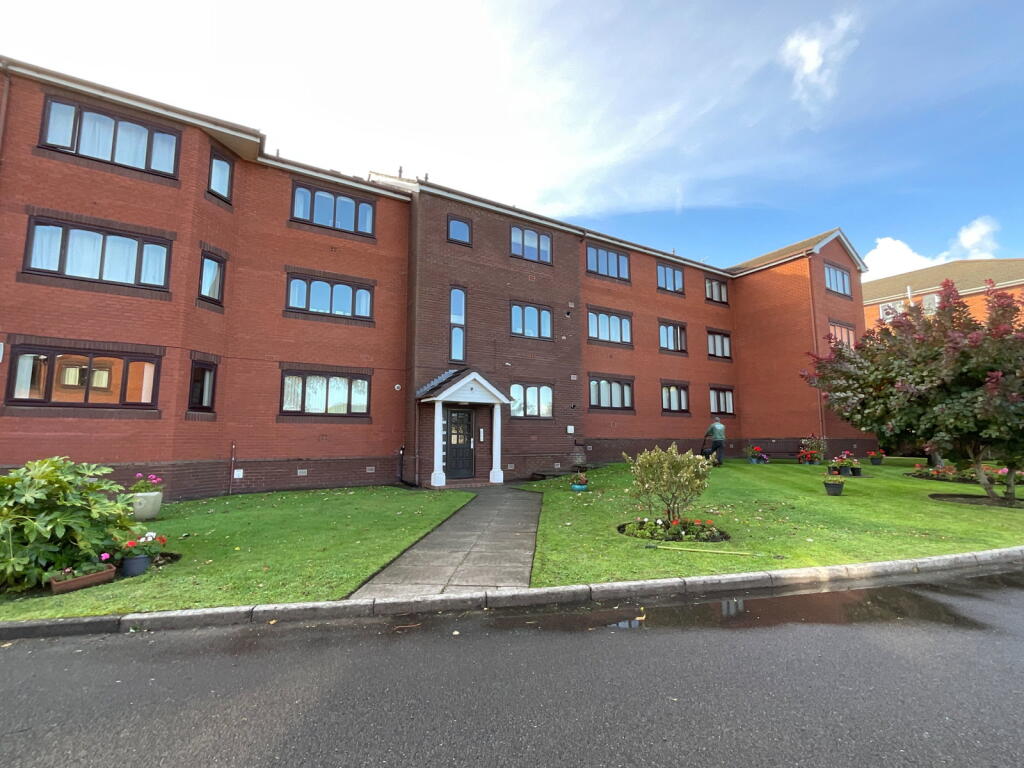 1-bed flat on Park Avenue, Hesketh Park, Southport, £90,000