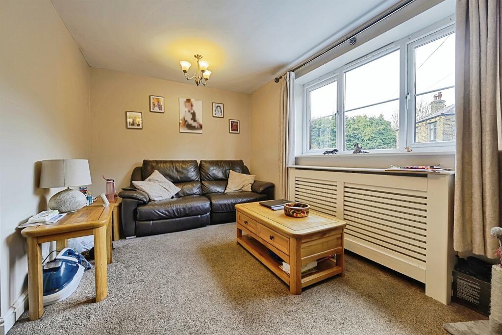 House in Calderdale, Illingworth - View 2