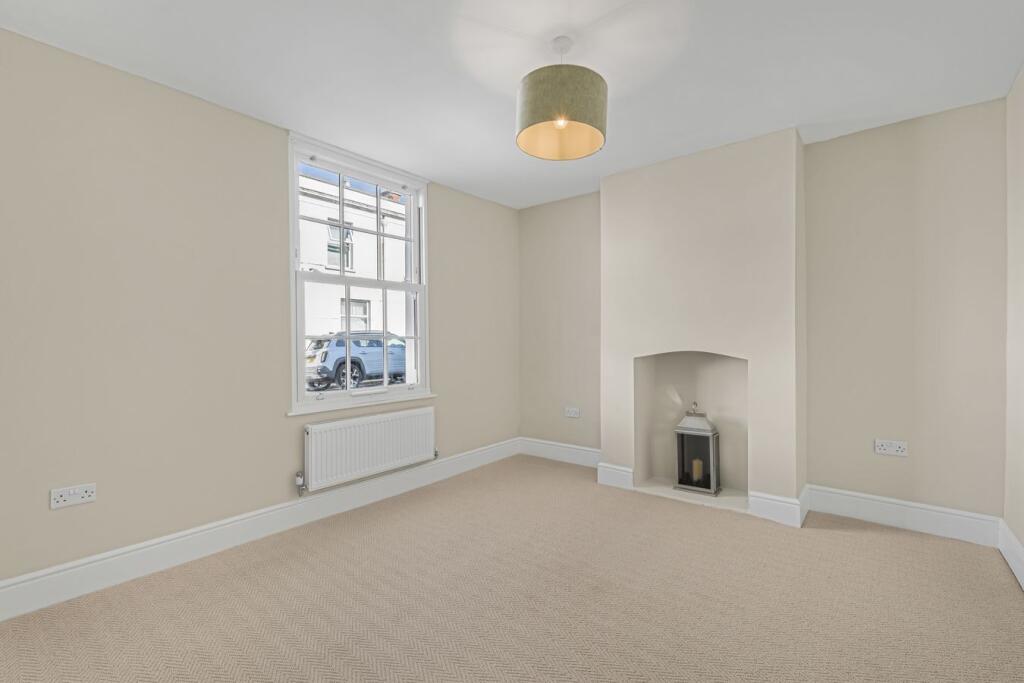House in Gloucester - View 3