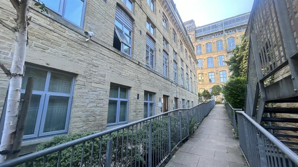 2-bed flat on Valley Mill, Park Road, Elland, £100,000