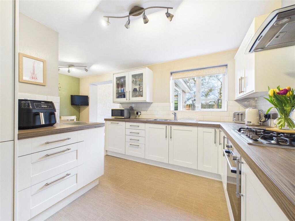 Kestrel Crescent, Droitwich Spa, Worcestershire, WR9 photo 4