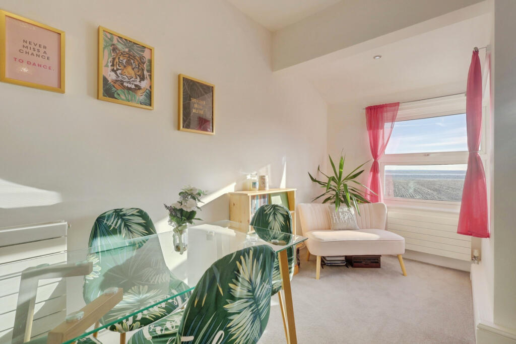 Apartment in Castle Point, Hadleigh - View 5