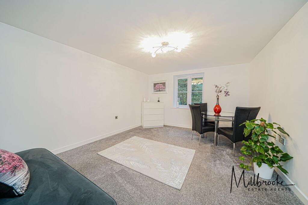 Apartment in Leigh, Bedford - View 2