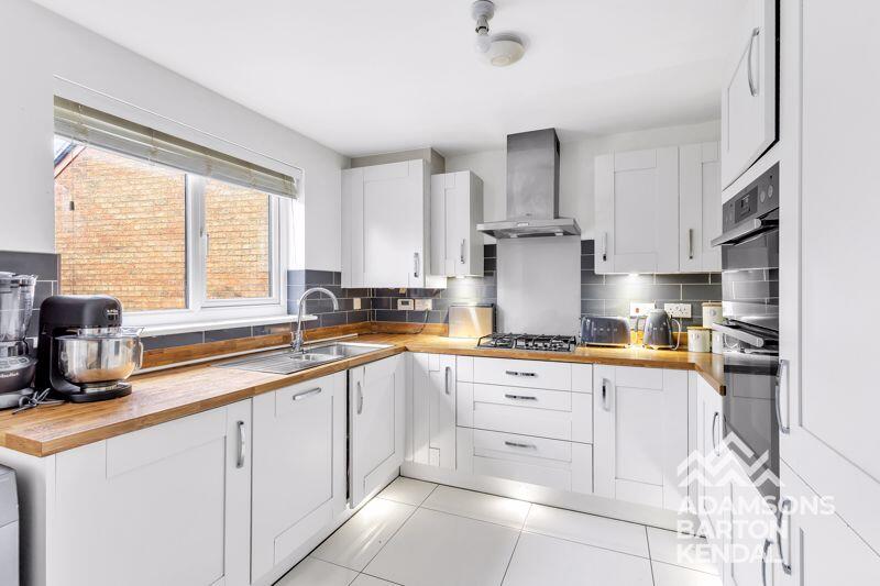 Satin Drive, Middleton, M24 photo 4
