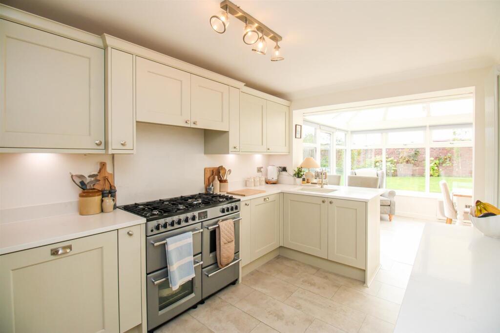 House in Wakefield, Featherstone - View 2