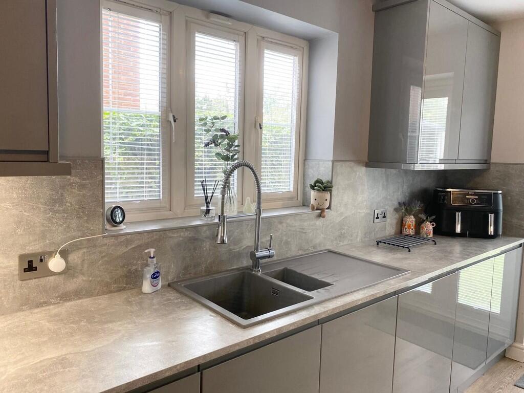 House in Doncaster, Barnby Dun with Kirk Sandall - More