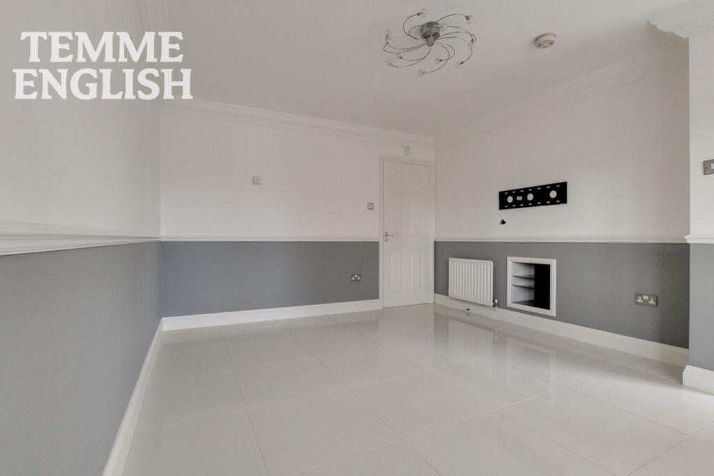 House in Southend-on-Sea - More