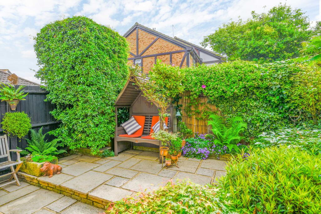Telford Drive, Walton-on-Thames, KT12 – pohled 6