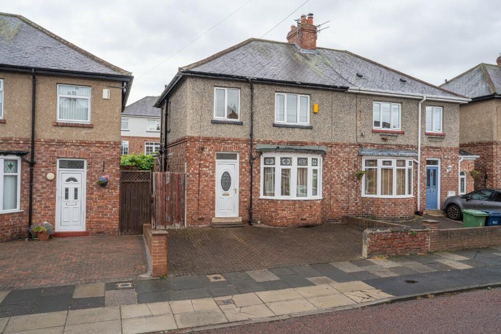 3-bed semi-detached on Earlswood Avenue, Low Fell, Gateshead, Tyne And Wear, NE9, £215,000