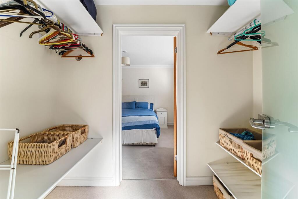 Apartment in Sutton - More