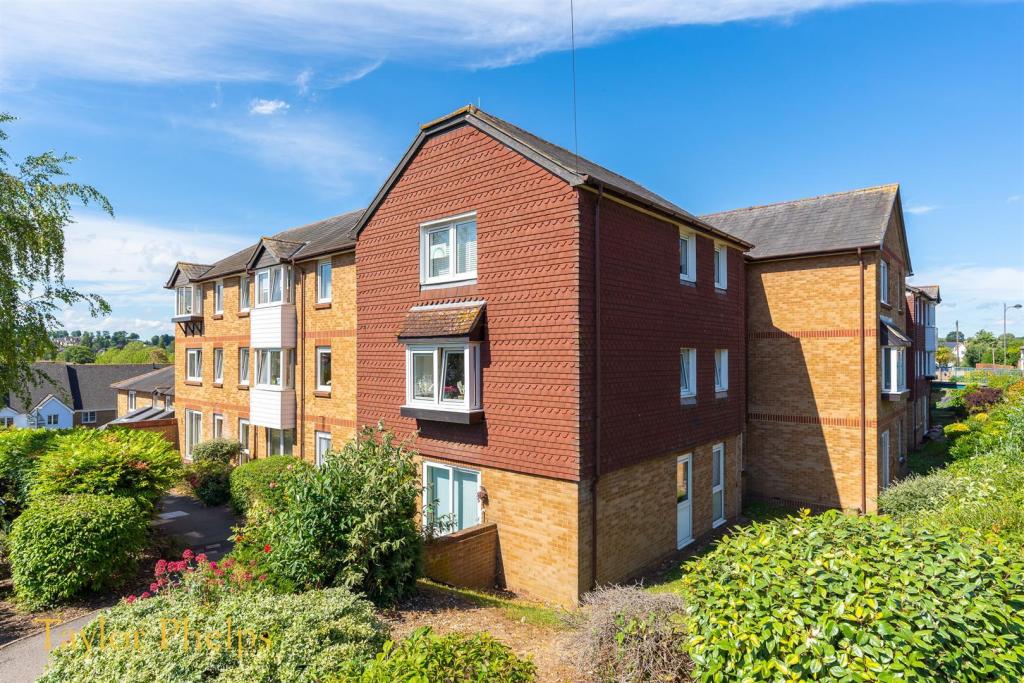 2-bed house on Hartfield Court, Ware - Extended 155 Year Lease, £160,000