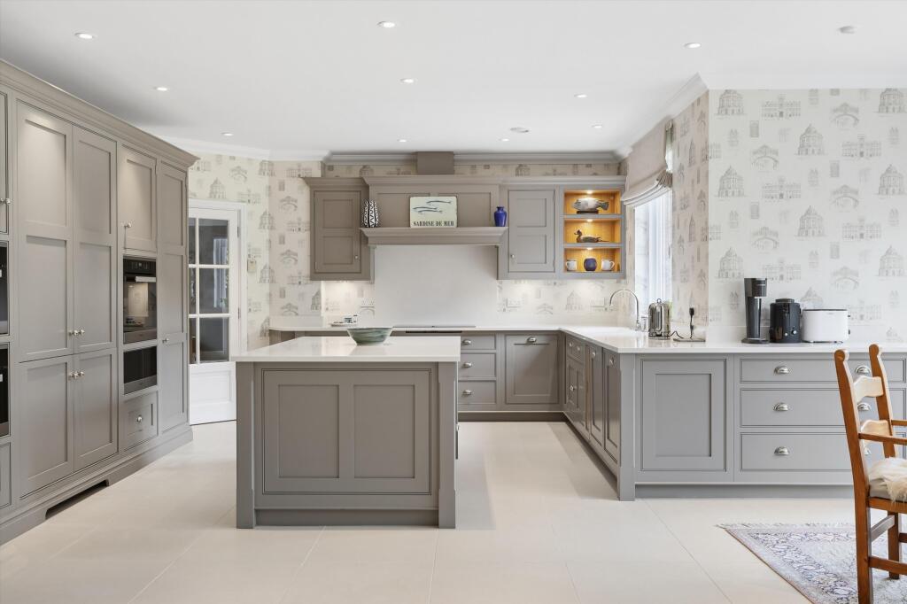 Holtwood Road, Oxshott, Leatherhead, Surrey KT22 photo 4