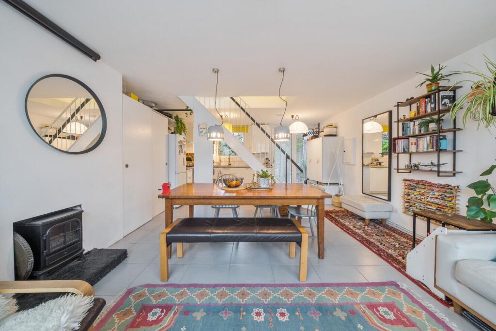 3-bed flat on Holybourne Avenue, Putney, London, SW15, £400,000
