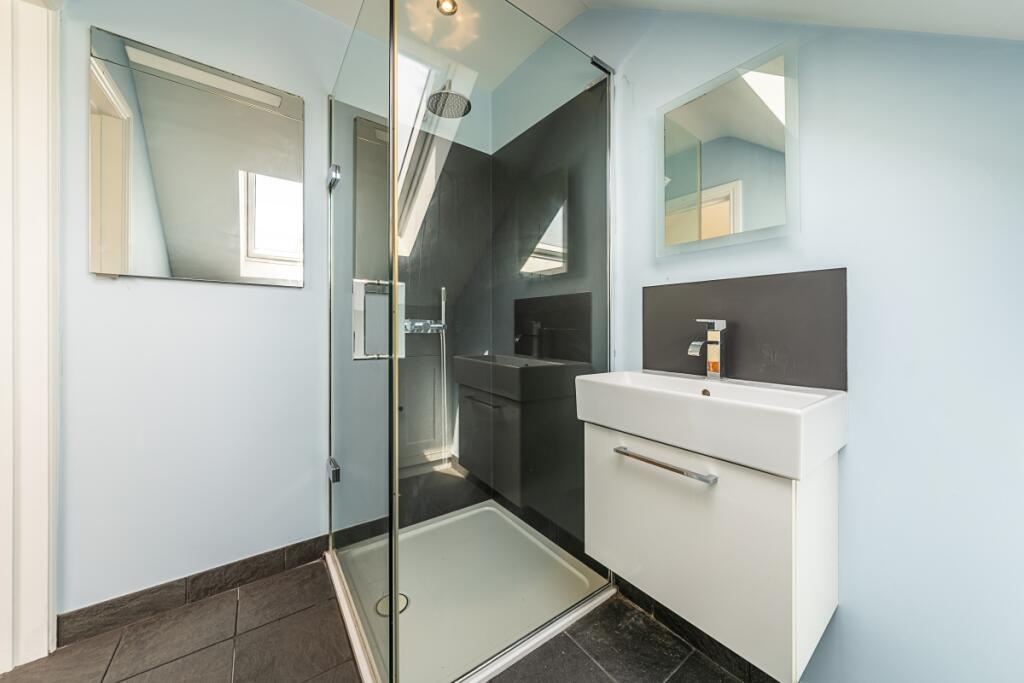 4 bedroom end of terrace house for rent