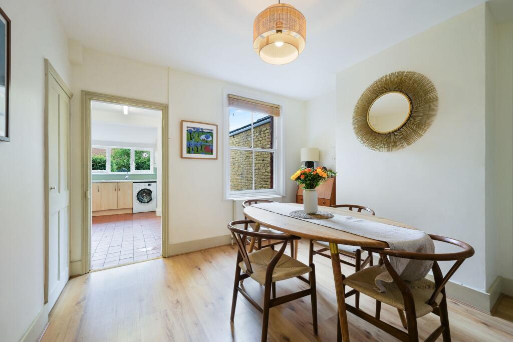 House in Kingston upon Thames - More