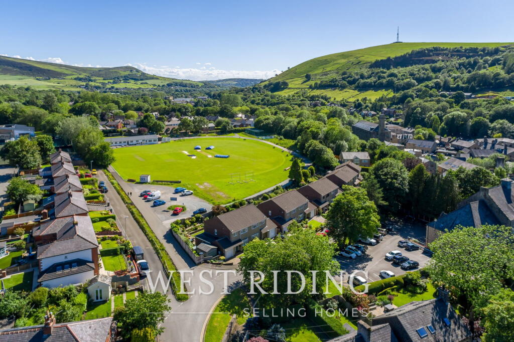 Leefields Close, Uppermill, Saddleworth photo 2