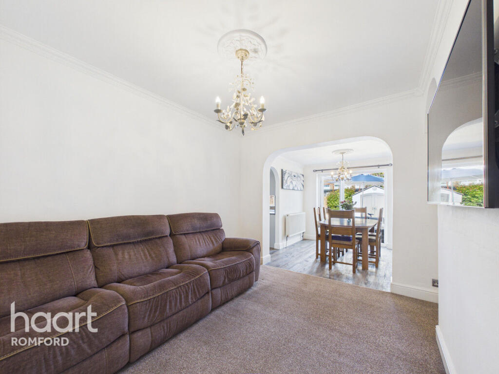 Lonsdale Avenue, Romford photo 4