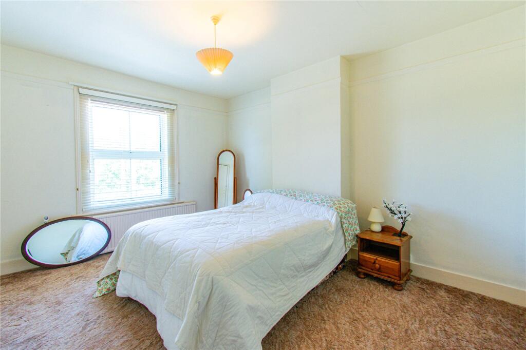 House in Thatcham, West Berkshire - More