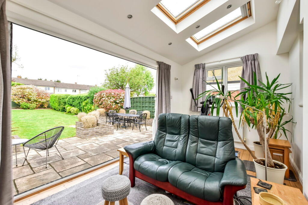 Highfield Road, Tring, HP23 4DX - More