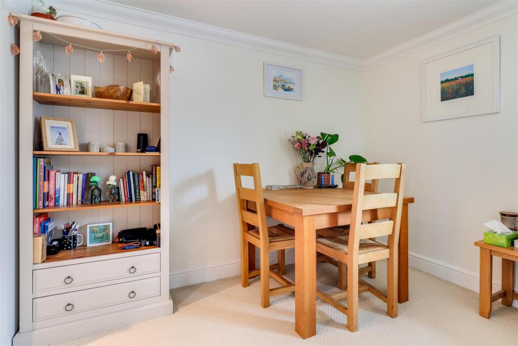 Apartment in Cambridge, Petersfield - View 5